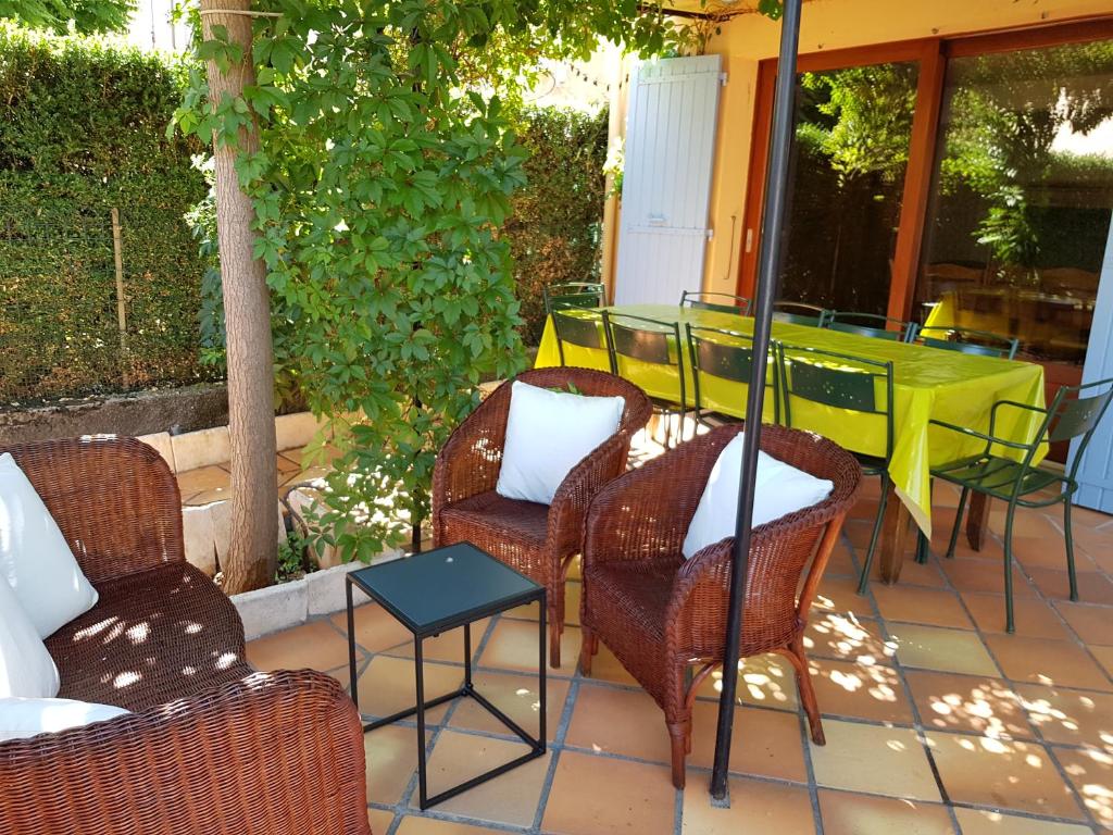 Terrasse - Chez Mme Ribaud_Les Salles-sur-Verdon