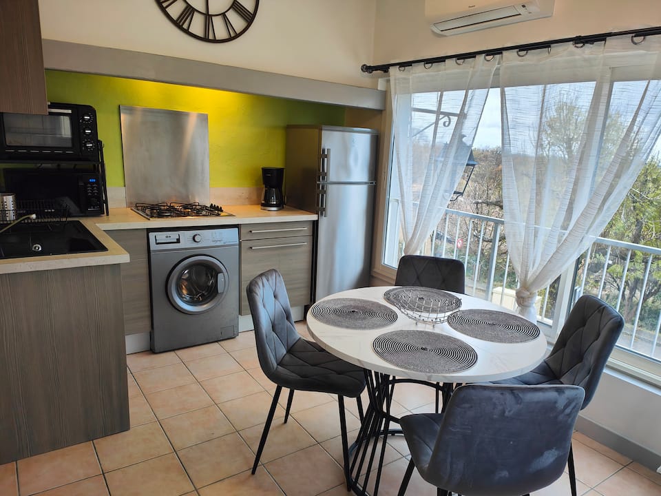 Cuisine et coin repas - Appartement donnant sur le lac de Sainte-Croix