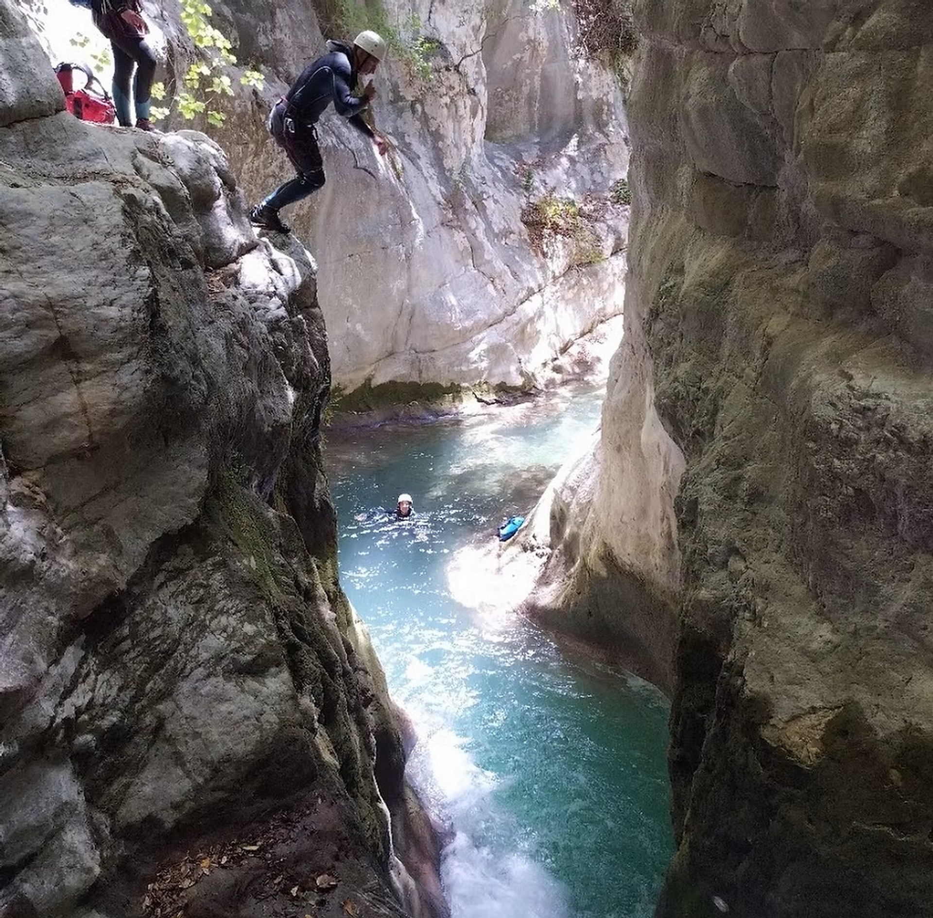 Saut dans le canyon - Canyoning avec Cool Canyoning_Trigance