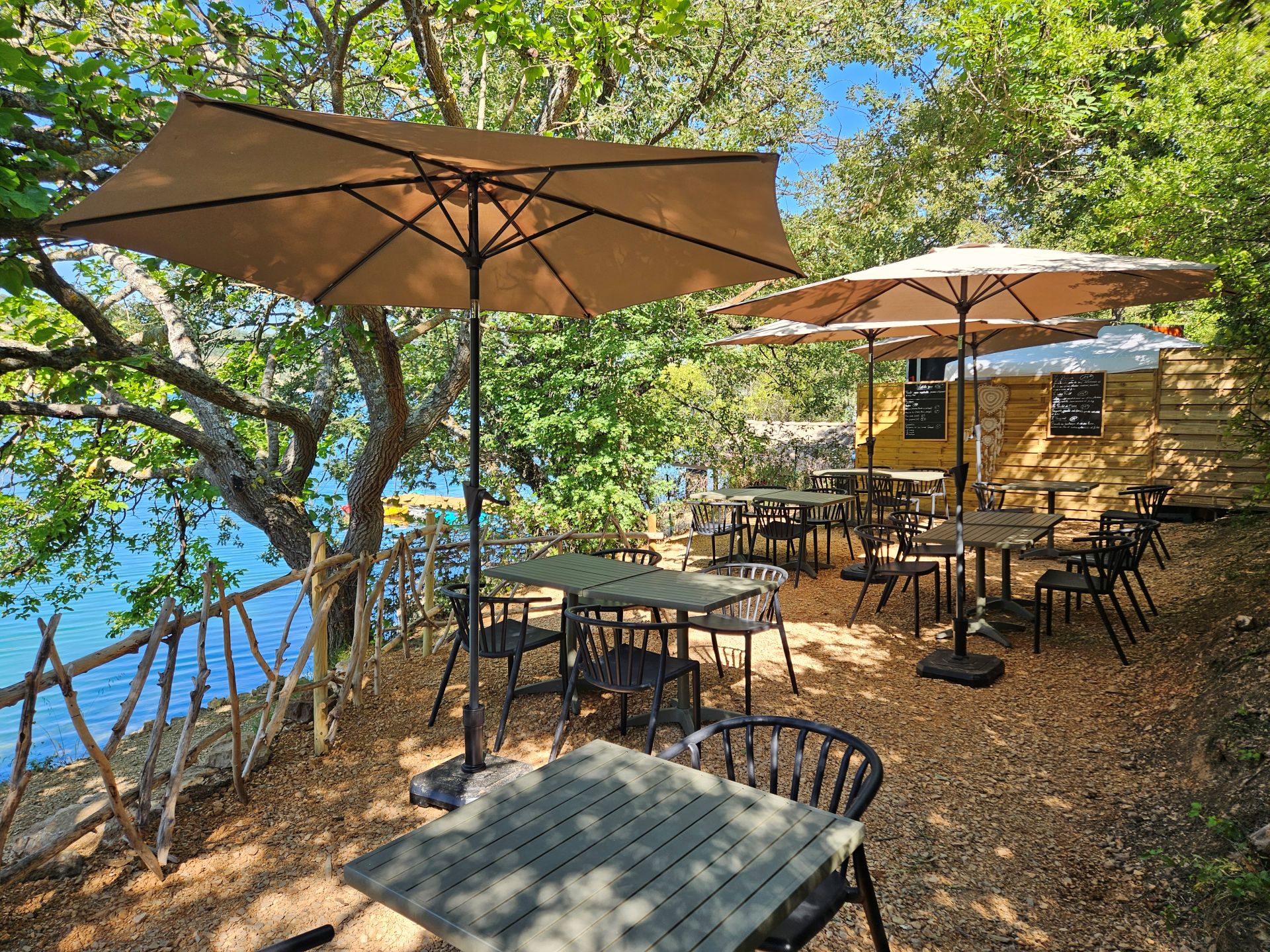 terrasse ombragée - Restaurant la petite ruine_Bauduen